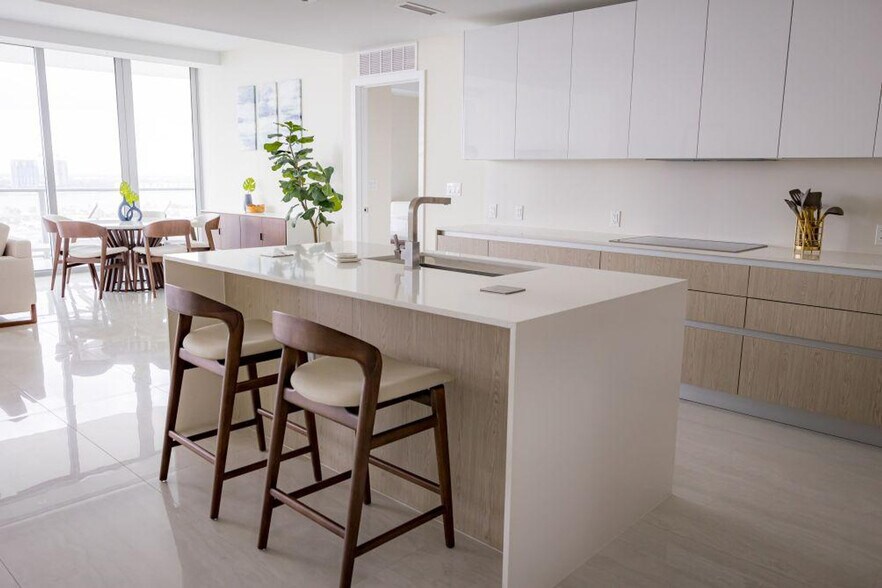 Building Photo - 3100 N Ocean Dr