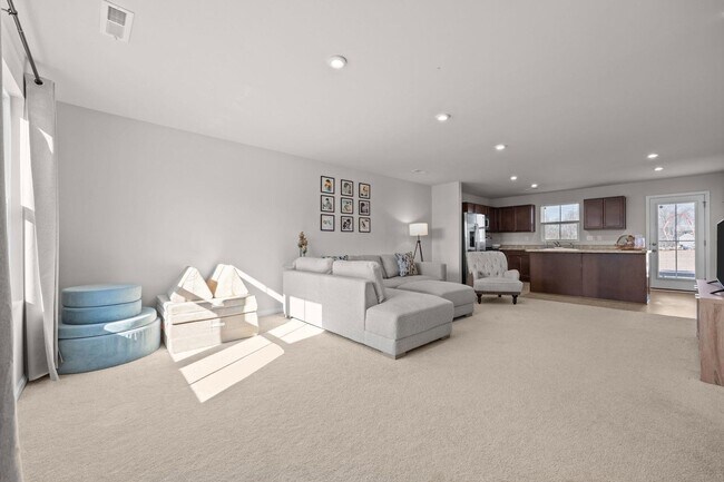 Building Photo - 160 Day Song Ct