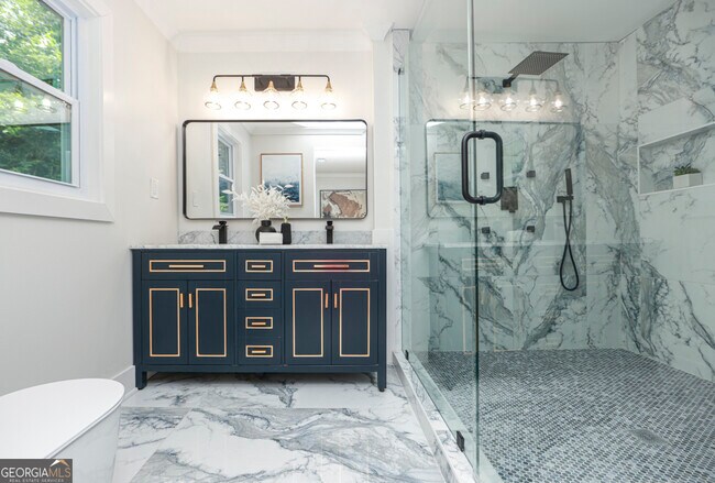 Building Photo - 2908 N Hills Dr NE