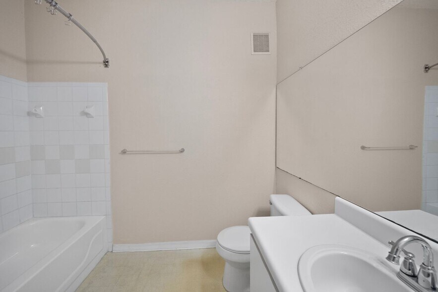 Building Photo - 11510 Villa Grand
