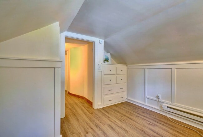 Building Photo - Charming Cape Cod Home - Detached Garage - Pet Friendly!