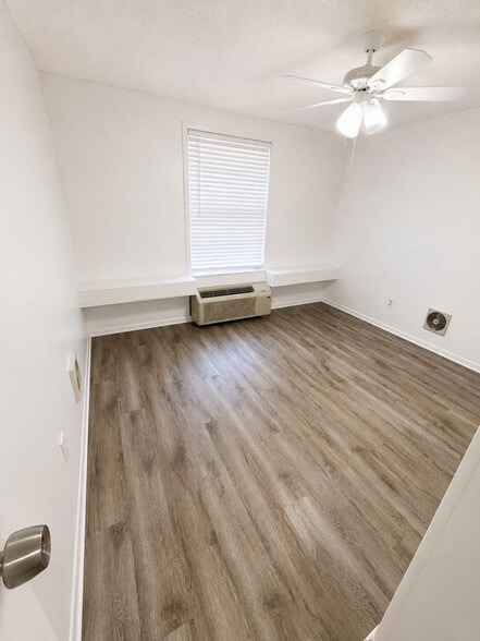Building Photo - 420-420 MILLS STREET, 32
