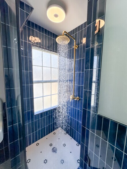 Building Photo - 508 W Chisholm St