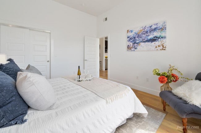 Building Photo - 327 Arlington St