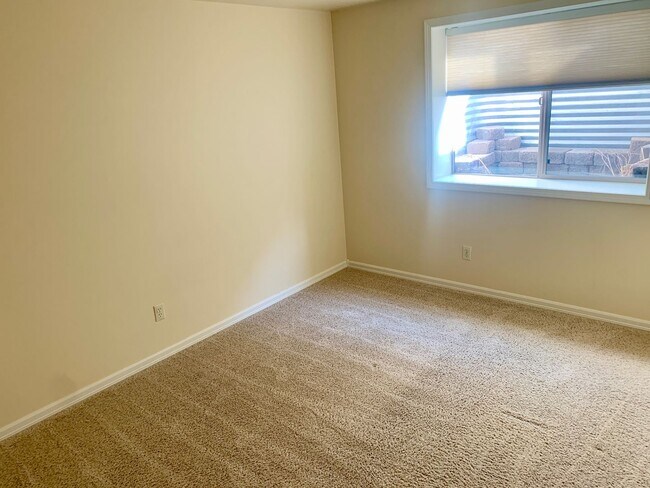 Building Photo - Beautiful 3 bed 2 bath condo on the west end!