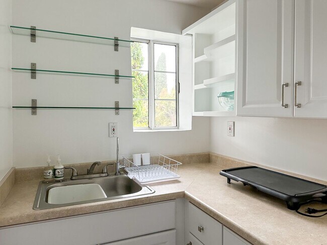 Building Photo - Unbelievable Furnished Studio Lease in WeH...