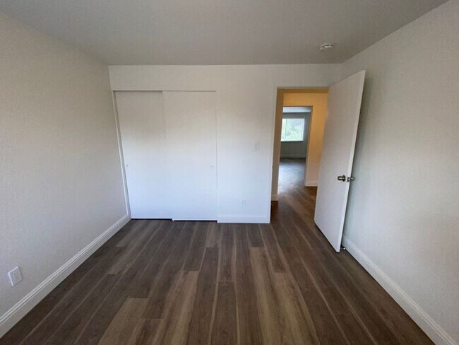 Building Photo - Modern 4 Bedroom, 3 Bath House - Near Died...
