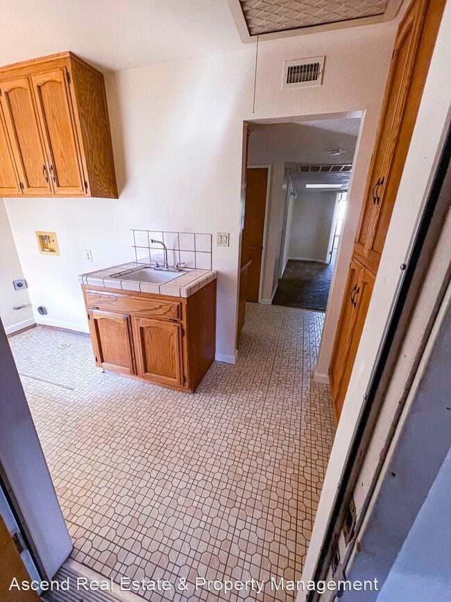 Building Photo - 4 br, 2 bath House - 3204 Suncrest Drive