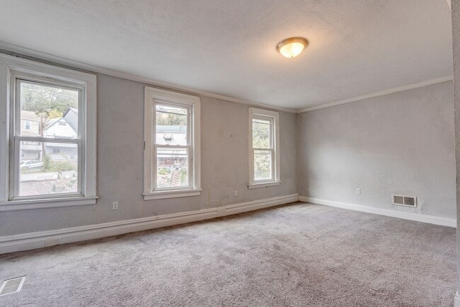 Building Photo - Available NOW - Spacious 6 Bedroom, 2 FULL Bath Home Located in South Side Slopes!