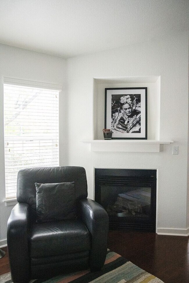 Building Photo - 2 BDR Gorgeous Updated Townhome with Huge Garden