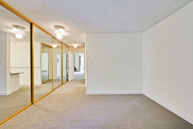 Building Photo - 1BD/1BA Refreshed Second Floor Condo! Loca...