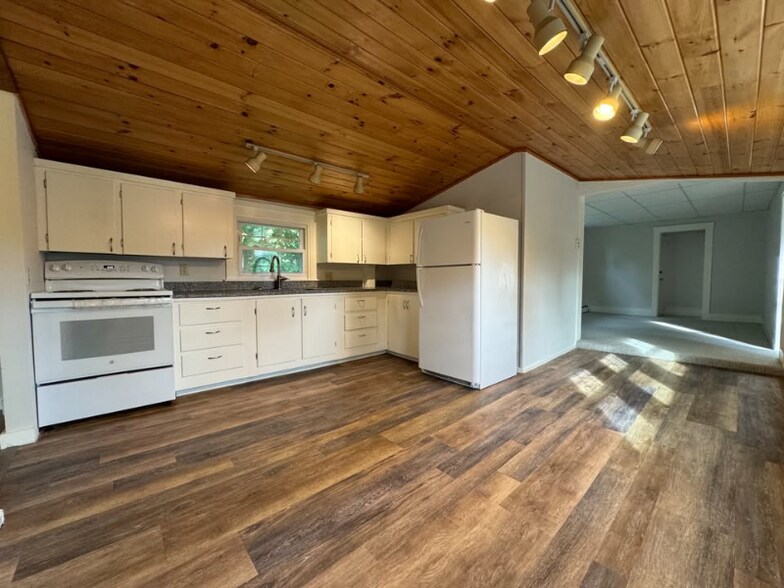 Building Photo - 121 E Main St