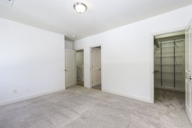 Building Photo - Open and Bright 2 bed/ 1.5 bath town-home ...