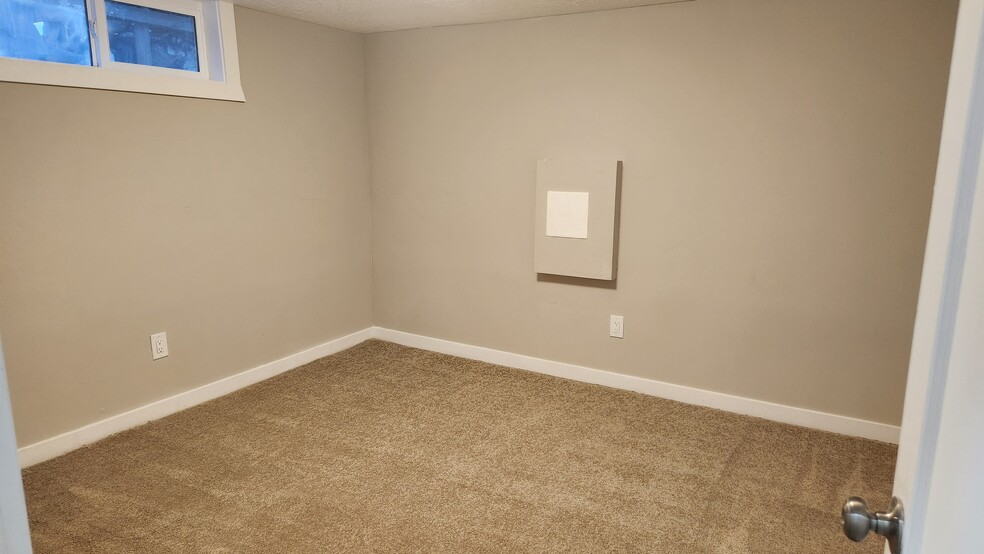 Building Photo - 920 W 600 N