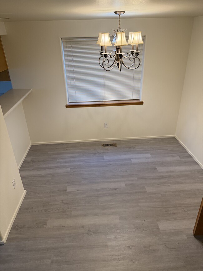 Building Photo - 1511 Hollyhock Dr