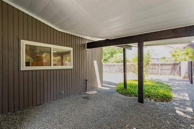 Building Photo - 9106 Bonhomme Rd