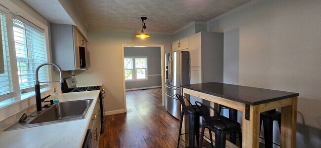Building Photo - Newly Remodeled House for Rent in Shrewsbury!