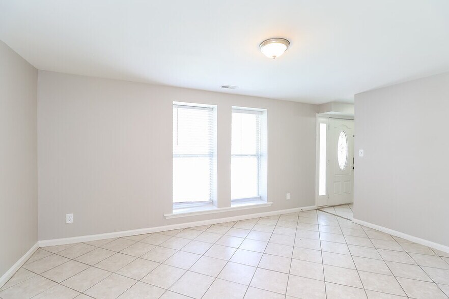 Building Photo - 3204 Old House Cir
