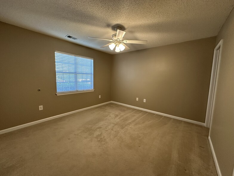 Building Photo - 100 WOODSTONE Dr