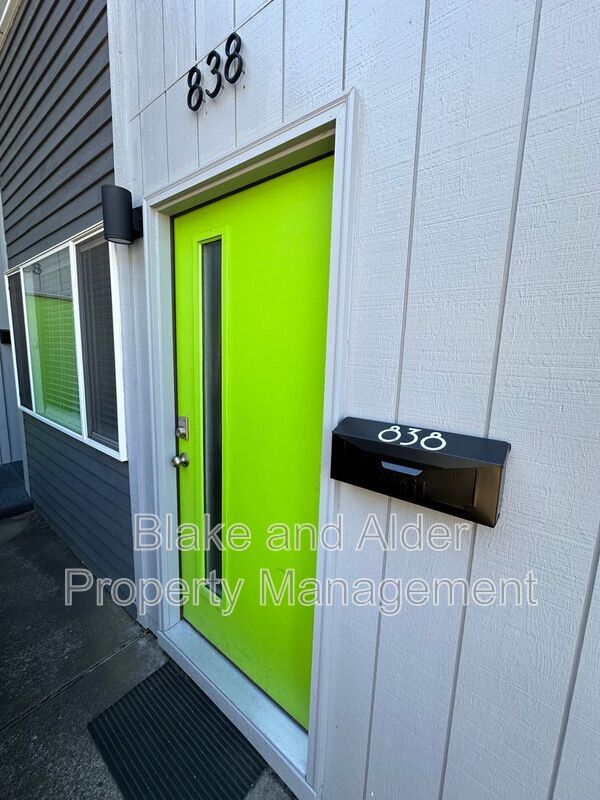 Building Photo - 838 SE 42nd Ave