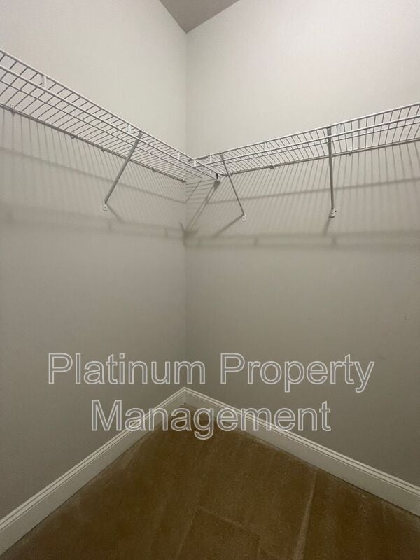 Building Photo - 5180 Mirror Lake Dr