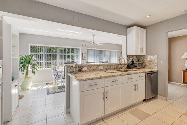 Building Photo - 14352 Amapola Dr