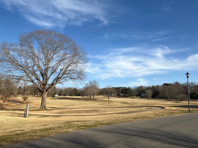 Building Photo - Beautiful 5 Bedroom 3 Bathroom House on Country Club Golf Course!