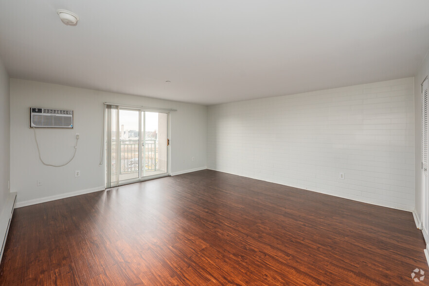 1BR, 1BA - 765SF - Living Room - Gamma North Quincy