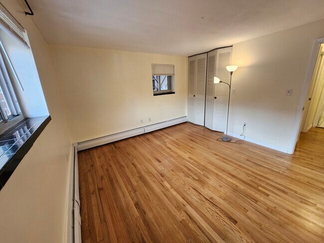 Building Photo - 239 Kelton St