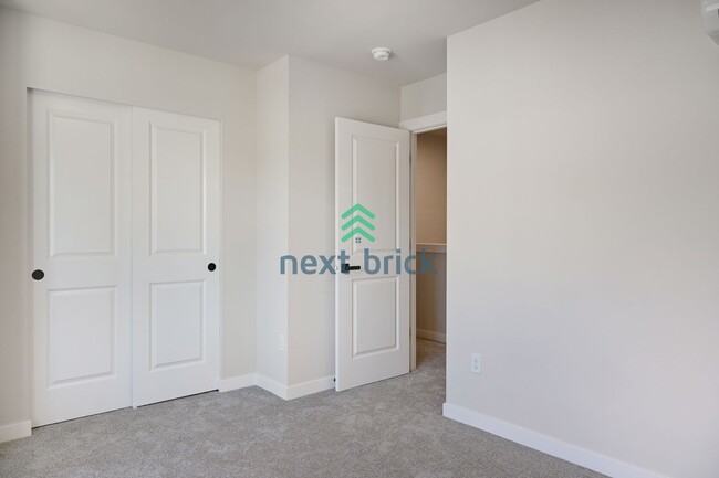 Building Photo - A fabulous 3 bedroom and 3 bathroom house