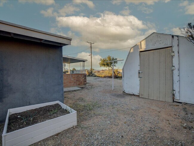 Building Photo - 3 Bedroom 1 Bathroom
