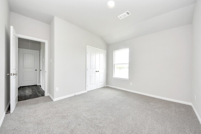 Building Photo - 688 Swallow Dr