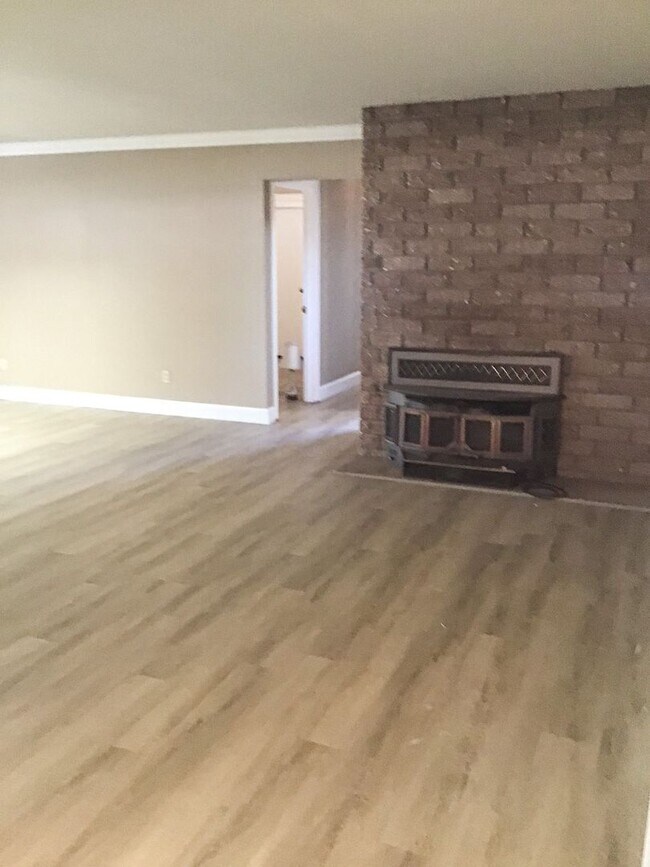 Building Photo - 3 Bedroom Home in Gilroy