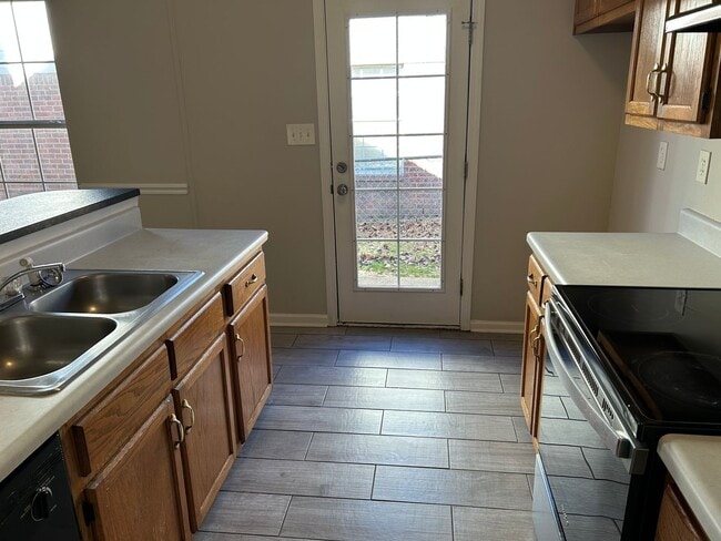 Building Photo - 7122 Village Ln