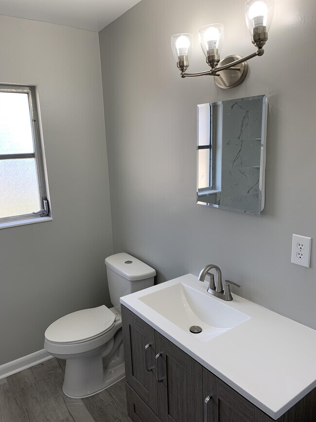 Building Photo - 1920 W Lakeview Blvd