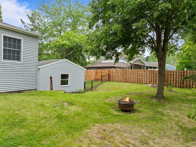 Building Photo - 438 Sylvan Dr