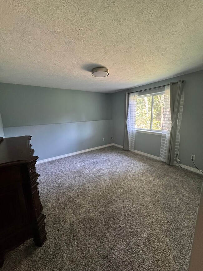 Building Photo - Spacious and Private 5-Bedroom Home for Re...