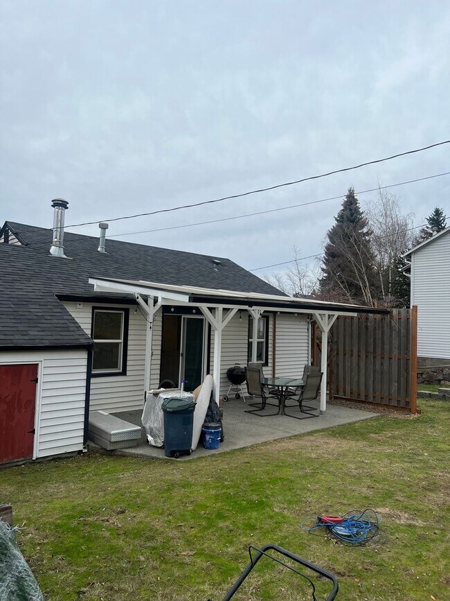 Building Photo - Renton 2 bedroom 1 bath home available now!