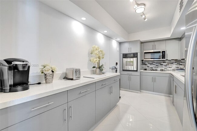 Building Photo - 4001 S Ocean Dr