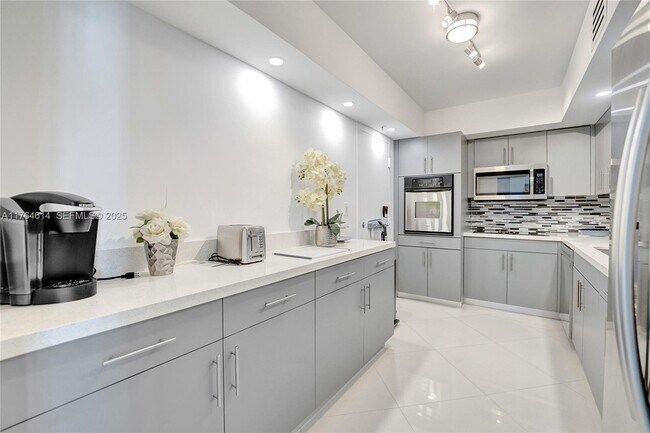 Building Photo - 4001S S Ocean Dr