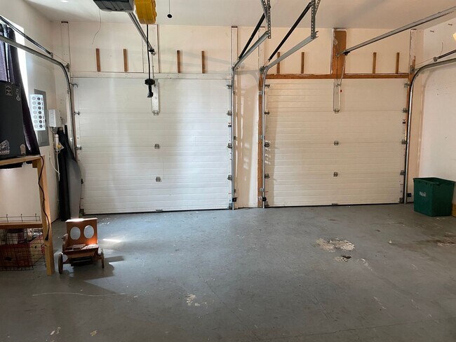 Building Photo - Luxury 3 Bedroom, 1.5 Bathroom End of Row ...