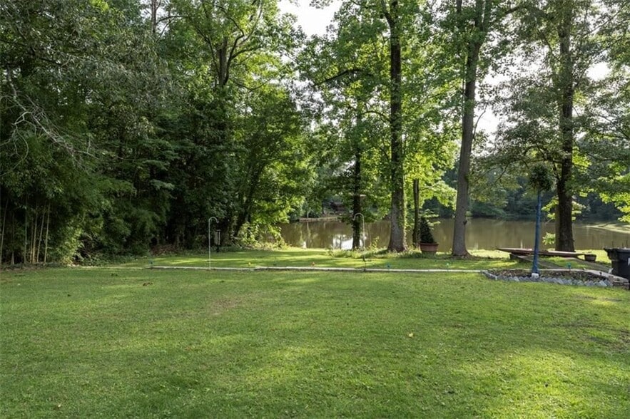 Building Photo - 2560 Piney Wood Ln