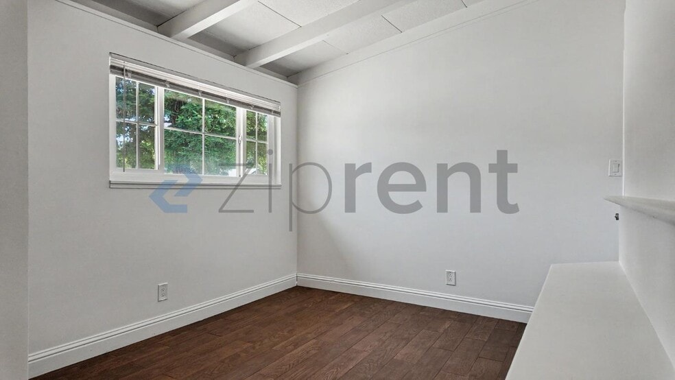 Building Photo - Unit