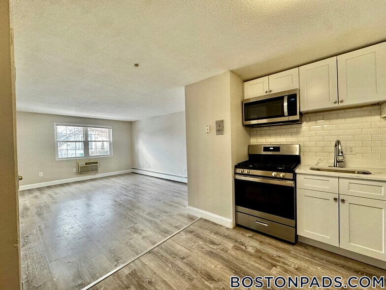 Building Photo - 71 Bernier St