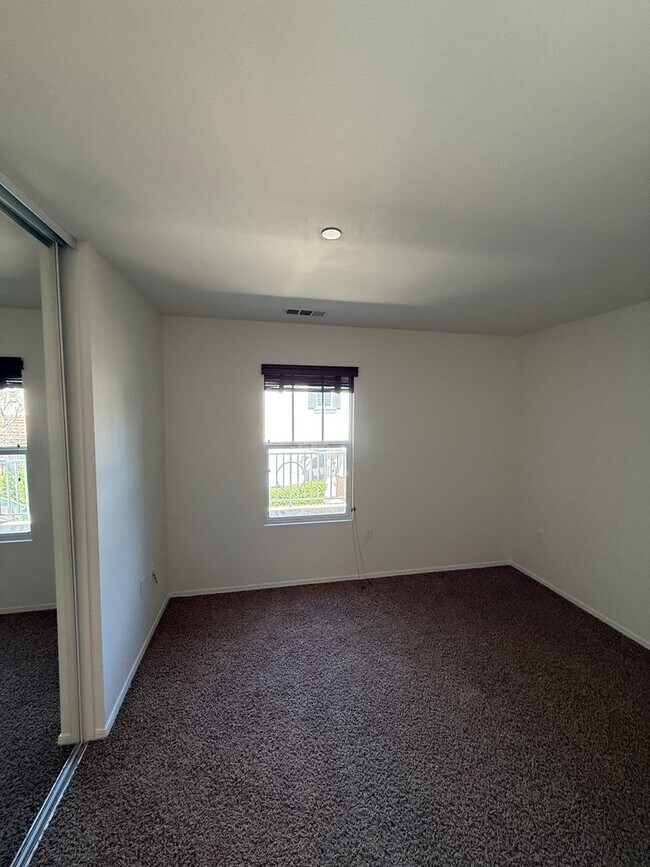 Building Photo - Beautiful 4 Bedroom, 2 1/2 Bathroom Townho...