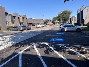 Building Photo - 2 Bedroom 1.5 Bathroom Townhouse in Norman with granite countertops and central heat and air