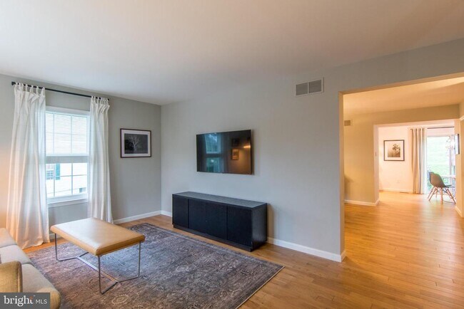 Building Photo - 3738 Swetland Dr
