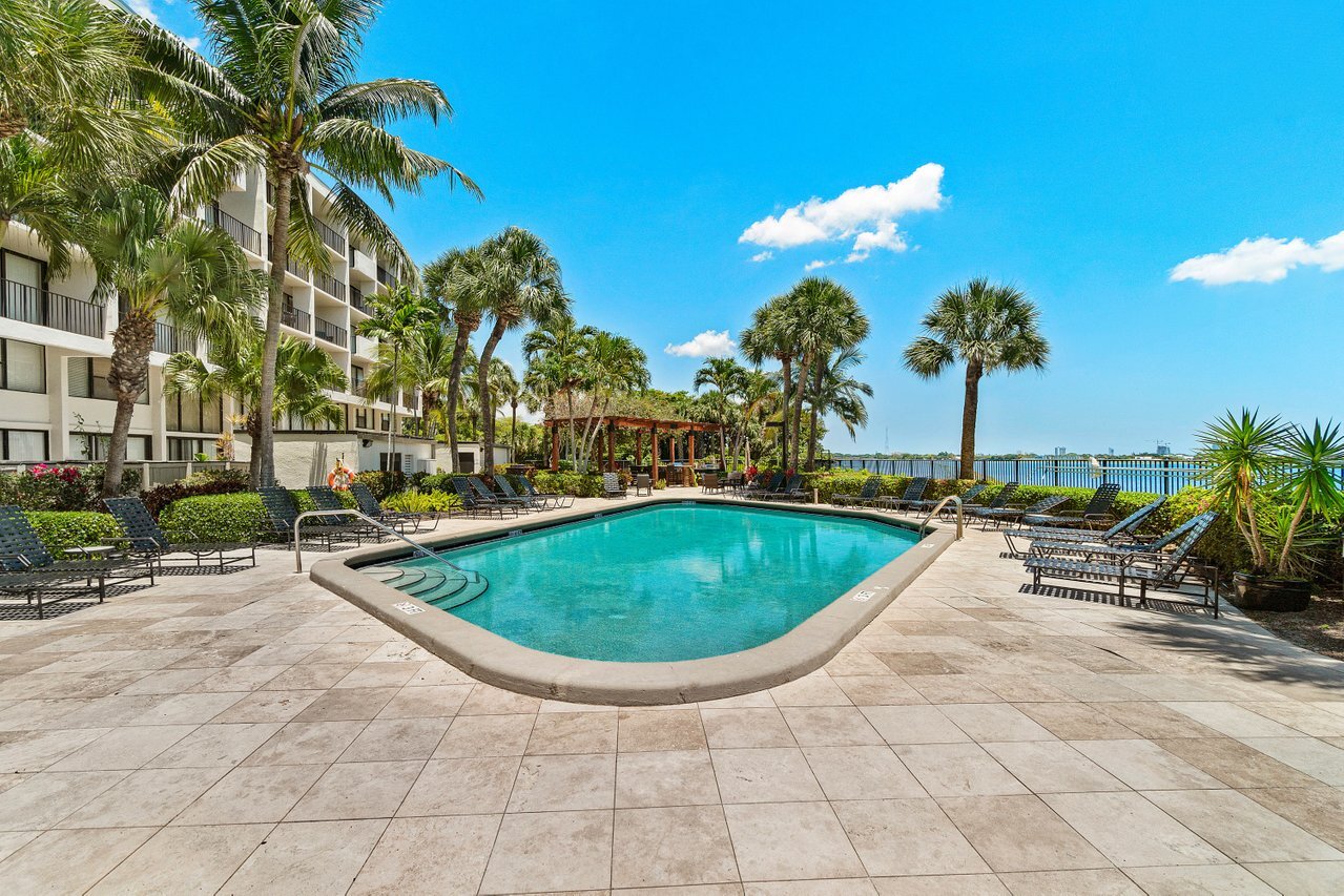 Building Photo - 1830 Embassy Dr