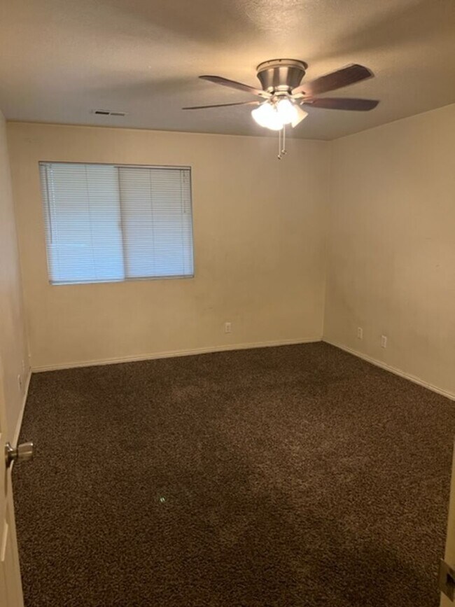 Building Photo - Beautiful condo with carport.