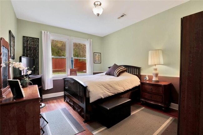 Building Photo - Great Bungalow for Rent!